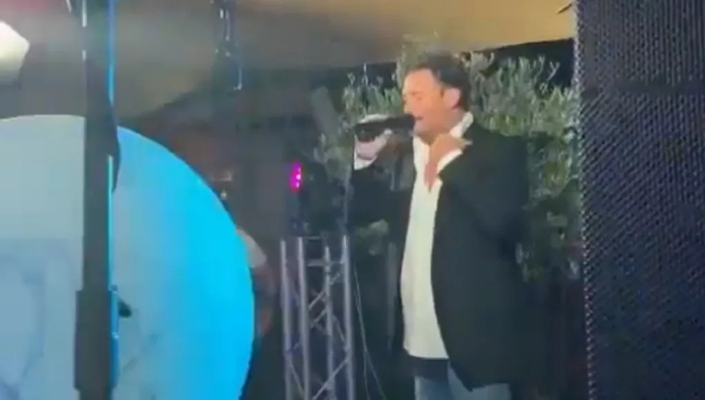 Zien: Strontzatte Tino Martin zingt voor 15.000 euro op Bruiloft, vergeet 5x namen van bruidspaar!