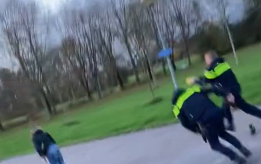VIDEO: Gastje rent weg voor de politie in Groningen, agent pakt zijn taser snel