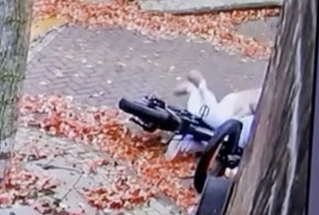 VIDEO: Twee vrouwen verliezen grip op fatbike en gaan hard onderuit in Eindhoven