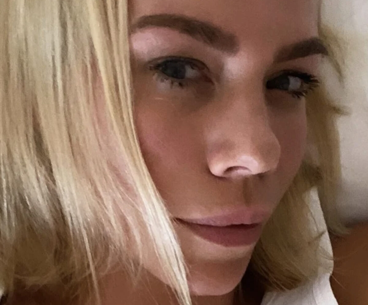 VIDEO: Nicolette Kluijver straalt in bikini met haar vierpotige vriendje