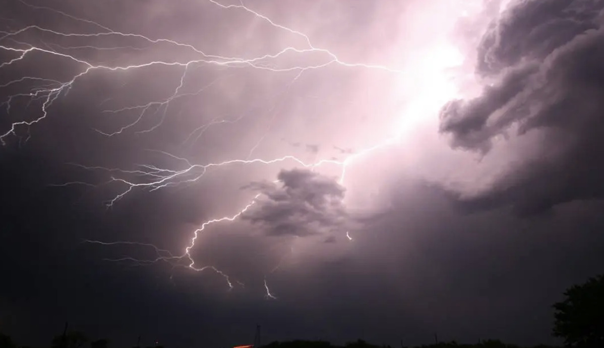 Weerwaarschuwing: in deze gebieden barst het onweer los