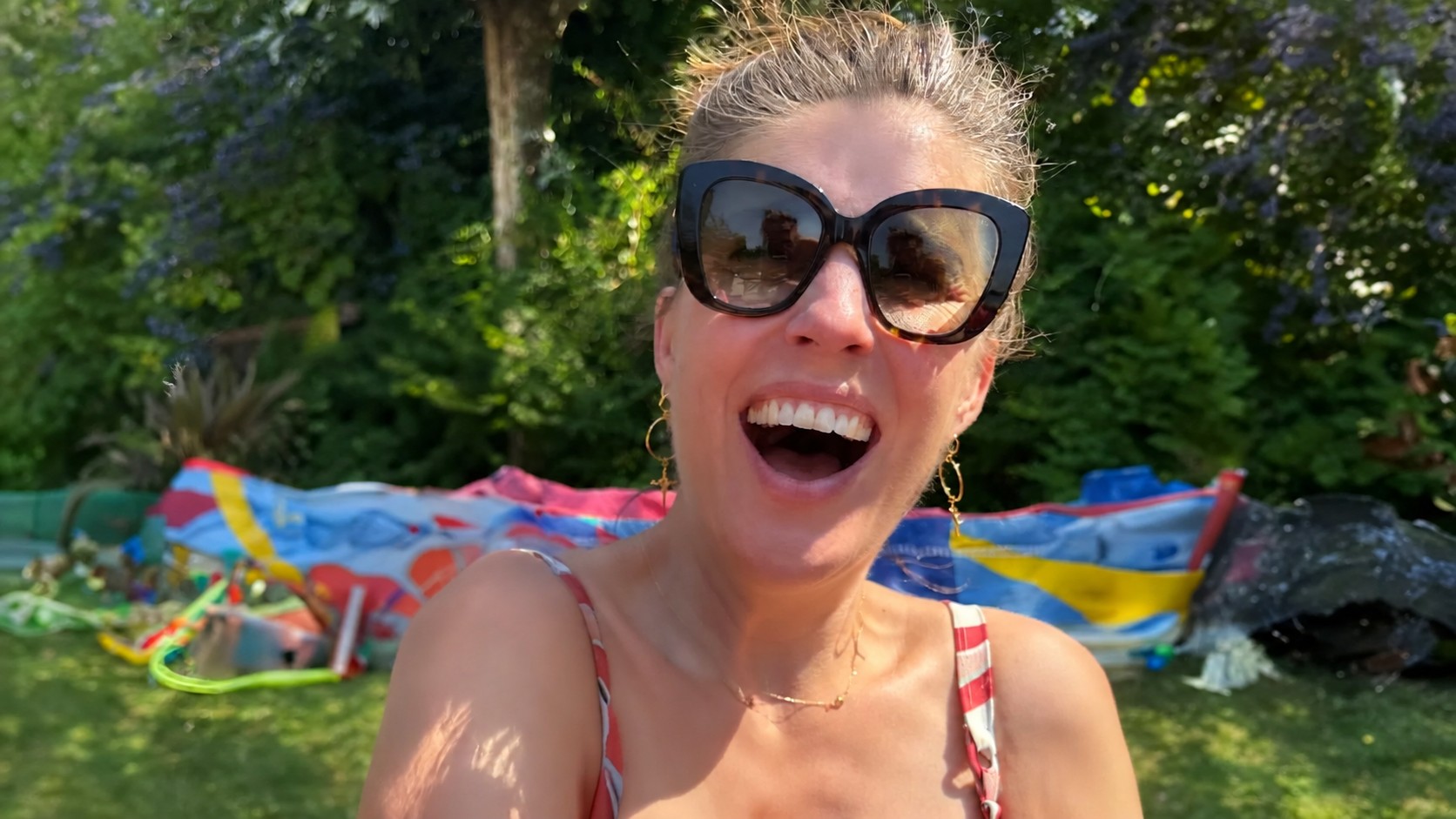 Marieke Elsinga met zonnebril in een zonnige tuin