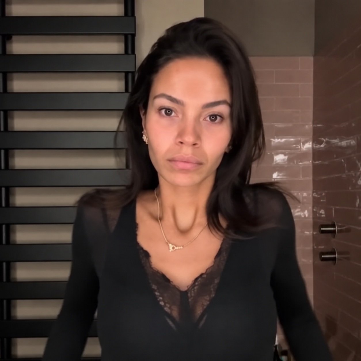 Monica Geuze toont een zwarte top in haar badkamer